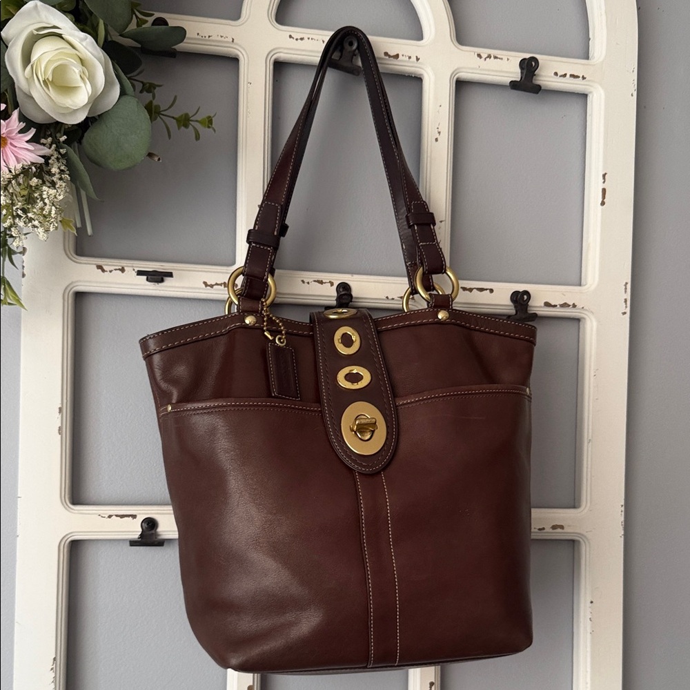 Coach VINTAGE LILI LEGACY F13757 Dark Brown Leather Shoulder Bag❤️❤️❤️🎀 .